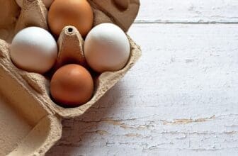 Weiße und braune Eier in Verpackung